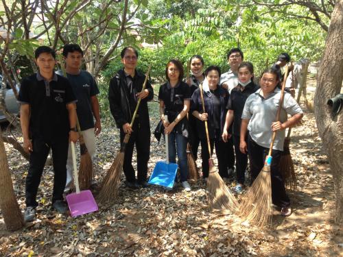 กิจกรรมบำเพ็ญสาธารณประโยชน์ กวาดใบไม้บริเวณลานวัด เนื่องในวันข้าราชการพลเรือน ประจำปี พ.ศ.๒๕๖๐