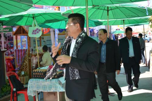 มอบ ส.ป.ก.4-01 งานประจำปีเจ้าพ่อพญาแลและกาชาดจังหวัดชัยภูมิ ประจำปี 2558  