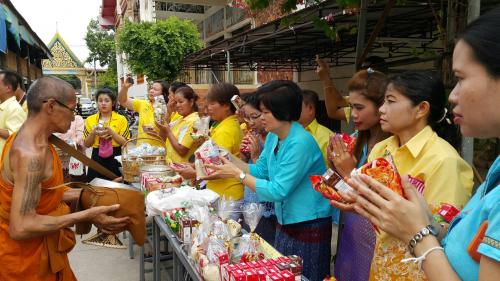 ร่วมพิธีทำบุญตักบาตรถวายเป็นพระราชกุศลและพิธีเจริญพระพุทธมนต์ถวายพระพรชัยมงคลเฉลิมพระเกียรติฯ