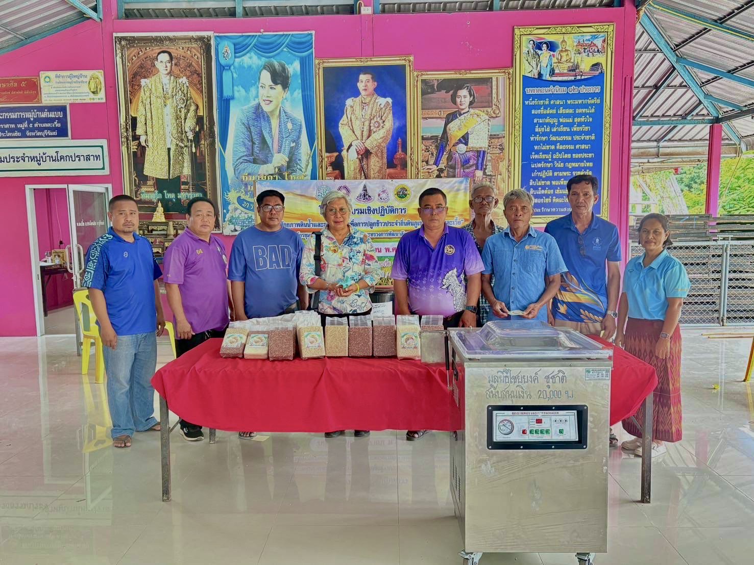 มูลนิธิไชยยงค์ ชูชาติ ให้ทุนสนับสนุนซื้อเครื่องซีลบรรจุถุงสูญญากาศข้าว