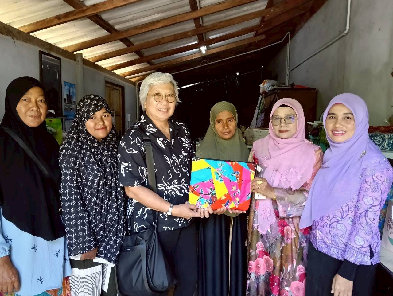 มูลนิธิฯสนับสนุนจักรเย็บผ้าเจาะรังดุม