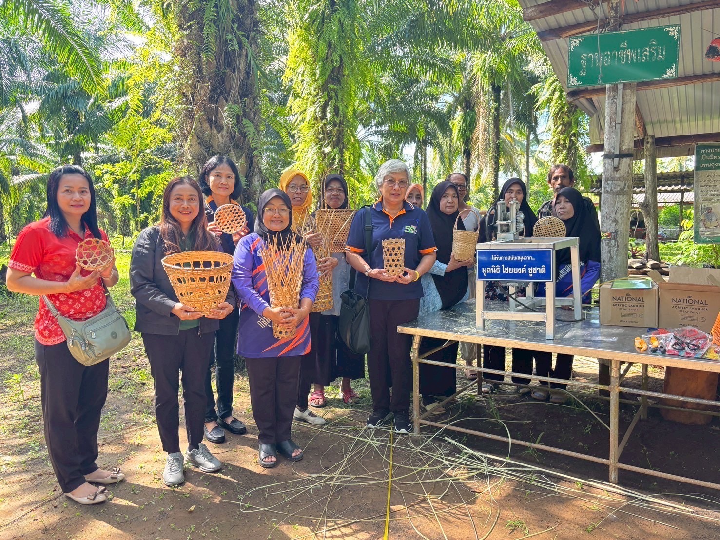 มูลนิธิฯสนับสนุนให้เครื่องผลิตเส้นตอกปาล์มน้ำมัน