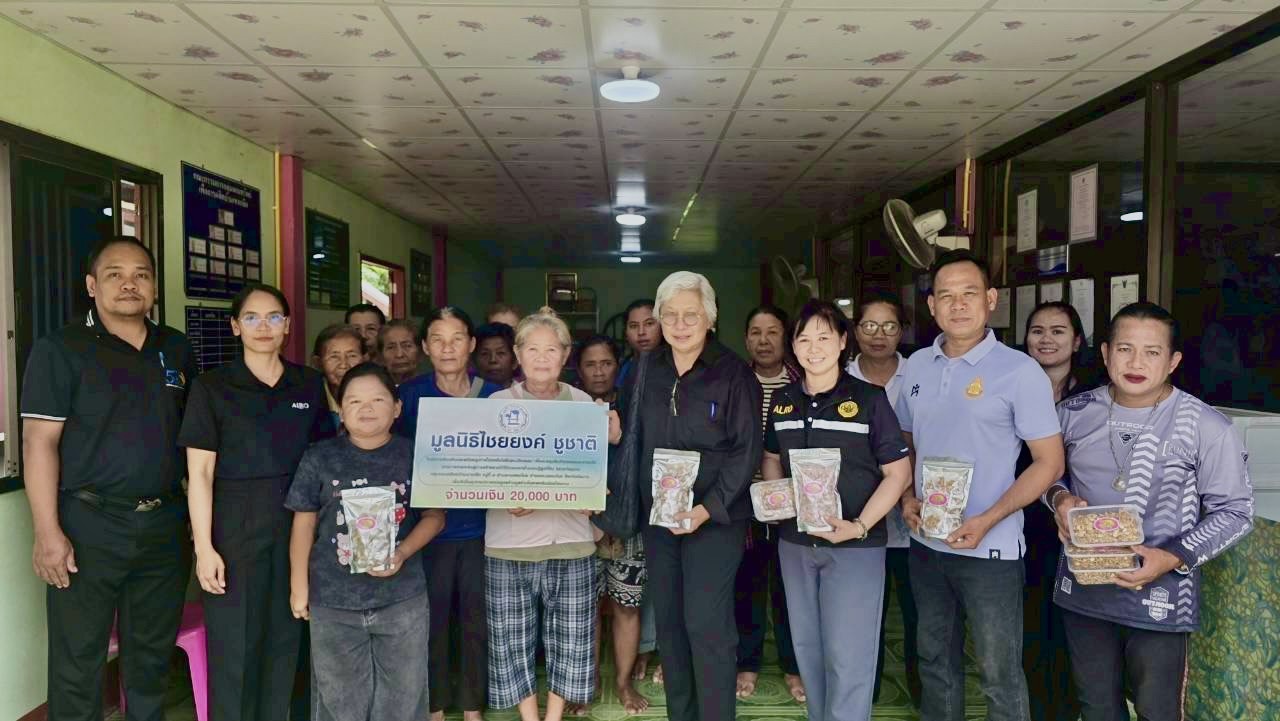 มูลนิธิฯให้ทุนสนับสนุนซื้อเครื่องคั้นน้ำอ้อยและขัดเปลือก อ้อย ,กระทะใบบัว 40 “, หม้อสแตนเลส