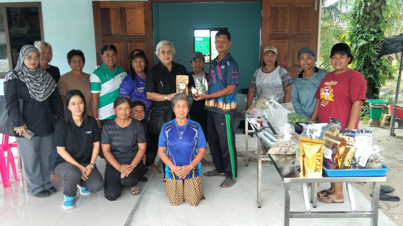 มูลนิธิให้ทุนสนับสนุนหัวเตาแก๊ส-ขาตั้ง, เครื่องสไลด์หั่นข้าวเกรียบ, เครื่องซีลสูญญากาศ, เครื่องชั่ง digital, และโต๊ะสแตนเลส