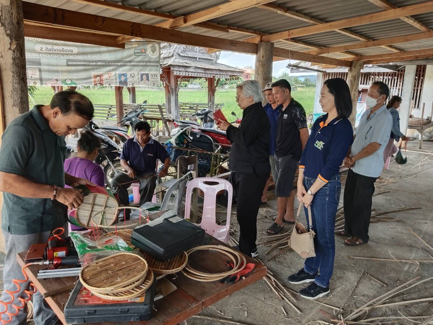 title - ลงพื้นที่กลุ่มวิสาหกิจชุมชนลำไยแปลงใหญ่ หารายได้เสริมสานผลิตภัณฑ์จากหวาย