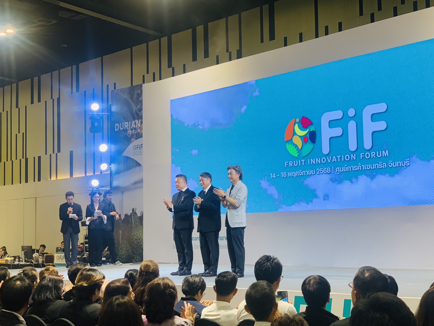 ส.ป.ก.จันทบุรี ให้บริการแก่เกษตรกรภายในงาน Fruit Innovation Forum (FiF) 