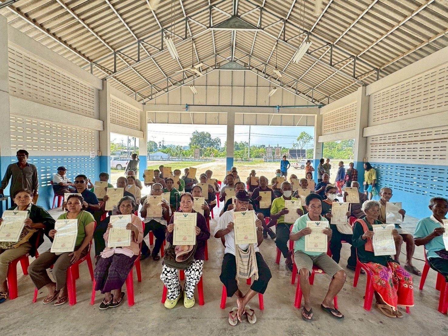 ส.ป.ก.จันทบุรี ออกศูนย์บริการเคลื่อนที่รับยื่นคำขอออกโฉนดเพื่อการเกษตรและมอบโฉนดเพื่อการเกษตรให้แก่เกษตรกร ภายใต้โครงการจัดที่ดินเพื่อเกษตรกรรม กิจกรรมปรับปรุงหนังสืออนุญาตให้เข้าทำประโยชน์ในเขตปฏิรูปที่ดิน (ส.ป.ก.4-01) เป็นโฉนดเพื่อการเกษตร ประจำปีงบประมาณ พ.ศ. 2569 