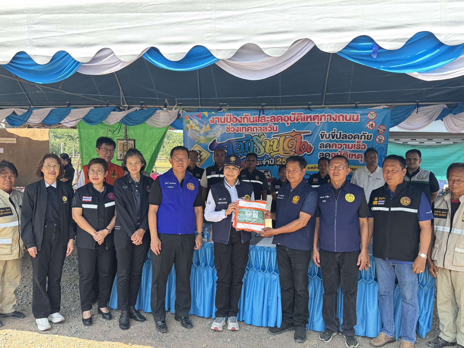 ส.ป.ก. จันทบุรี ร่วมลงพื้นที่ตรวจเยี่ยมให้คำปรึกษา แนะนำ แก่เจ้าหน้าที่ด่านตรวจ ด่านชุมชน เนื่องในเทศกาลสงกรานต์ 2569