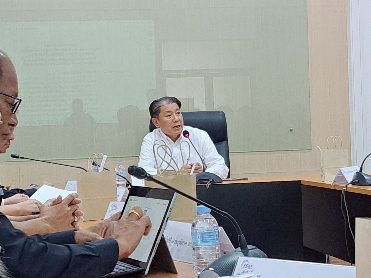 ประชุมแก้ไขปัญหาความเดือดร้อน