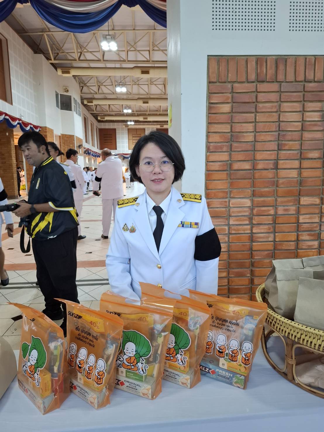 ส.ป.ก.จันทบุรี ร่วมทำบุญตักบาตรข้าวสารอาหารแห้ง แด่พระภิกษุสงฆ์และสามเณร ในงานพิธีบำเพ็ญกุศล ในวาระ 50 วัน (ปัญญาสมวาร) แห่งการสิ้นพระชนม์ถวายเป็นกุศลแด่สมเด็จพระเจ้าลูกเธอ เจ้าฟ้าพัชรกิติยาภา นเรนทิราเทพยวดี กรมหลวงราชสาริณีสิริพัชร มหาวัชรราชธิดา