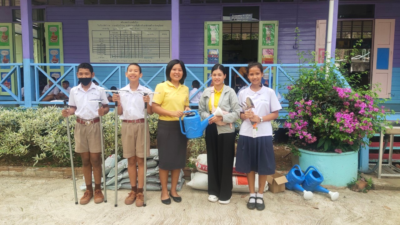 ส.ป.ก.จันทบุรี สนับสนุนวัสดุการเกษตรให้กับโรงเรียนในโครงการอนุรักษ์พันธุกรรมพืชอันเนื่องมาจากพระราชดำริ สมเด็จพระเทพรัตนราชสุดาฯ สยามบรมราชกุมารี (อพ.สธ.) 