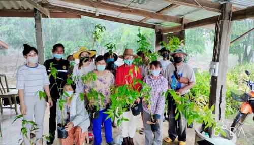 สนับสนุนปัจจัยการผลิตแก่เกษตรกรที่เข้าร่วมโครงการส่งเสริมและพัฒนาเกษตรทฤษฎีใหม่ในเขตปฏิรูปดินจังหวัดจันทบุรี