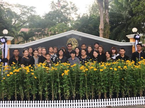 ร่วมปลูกดอกดาวเรือง เพื่อถวายเป็นพระราชกุศล ในงานพระราชพิธีถวายพระเพลิงพระศพฯ