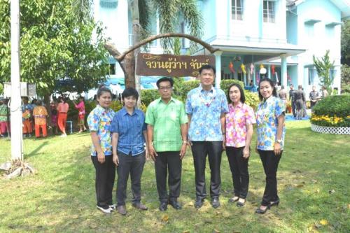 รดน้ำขอพรผู้ว่าราชการจังหวัดเนื่องในวันสงกรานต์