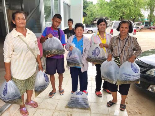 (ส.ป.ก.ชลบุรี) ร่วมกับ​สำนักงานประมง​จังหวัด​ชลบุรี​มอบ​พันธุ์ปลาให้กับเกษตรกรโครงการ​เกษตร​ทฤษฏี​ใหม่​(5 ประสาน สืบสานเกษตรทฤษฎีใหม่ ถวายในหลวง) รายเก่า​ ปี​ 2561 พื้นที่ อ.บ่อทอง จ.ชลบุรี​