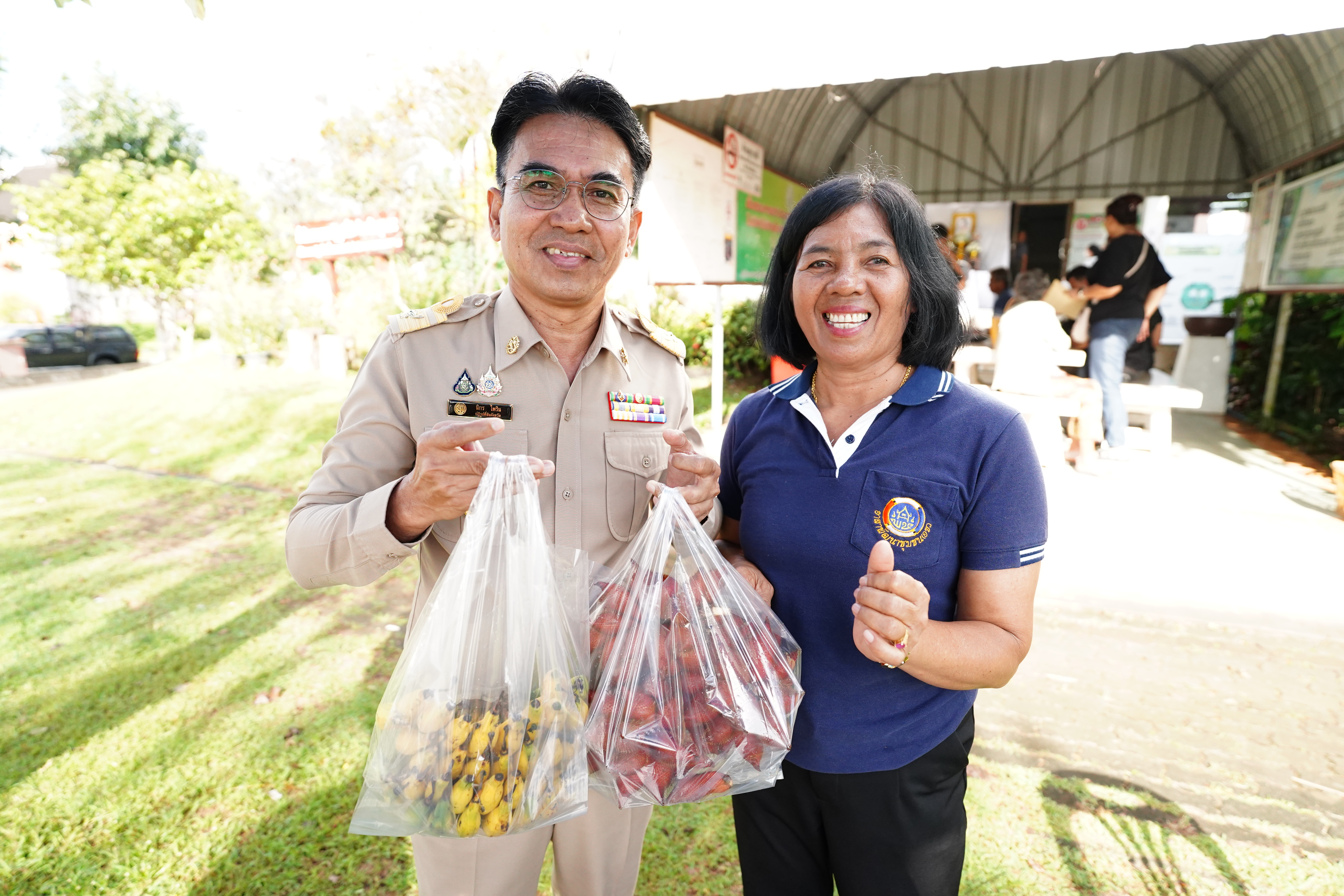 วันจันทร์ที่ 17 พฤศจิกายน พ.ศ. 2568 นายนิกร ไพริน ปฏิรูปที่ดินจังหวัดชุมพร เยี่ยมชม และให้กำลังใจ  วิสาหกิจชุมชนกลุ่มเกษตรกรทำสวนกล้วยตำบลถ้ำสิงห์ ที่มาจำหน่าย กล้วยหอมทอง กล้วยแปรรูป กล้วยเล็บมือนาง สละสุมาลี และ สละลอยแก้ว ณ ตลาดนัดเกษตรกร บริเวณหน้า สำนักงานการปฏิรูปที่ดินจังหวัดชุมพร (ส.ป.ก.ชุมพร)