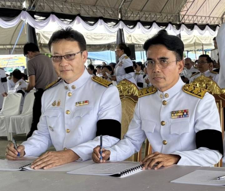 นายนิกร ไพริน ปฏิรูปที่ดินจังหวัดชุมพร ร่วมพิธีถวายน้ำสรงพระบรมศพเบื้องหน้าพระฉายาลักษณ์ สมเด็จพระนางเจ้าสิริกิติ์ พระบรมราชินีนาถ พระบรมราชชนนีพันปีหลวง