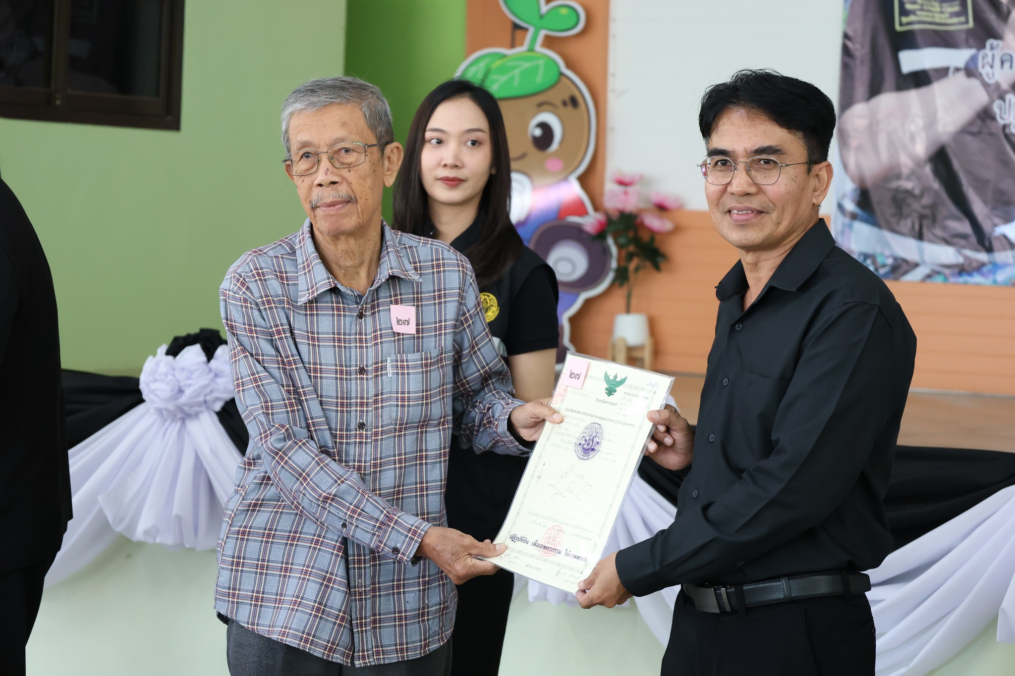 วันศุกร์ที่ 21 พฤศจิกายน 2568 สำนักงานการปฏิรูปที่ดินจังหวัดชุมพร (ส.ป.ก.ชุมพร) เดินหน้าขับเคลื่อนนโยบายเร่งด่วน แก้ไขปัญหาการครอบครองที่ดินในเขตปฏิรูปโดยมิชอบ พร้อมติดปิดป้ายประกาศแจ้งให้เข้าสู่กระบวนการปฏิรูปที่ดินเพื่อเกษตรกรรม และจัดพิธีมอบโฉนดเพื่อการเกษตร ให้แก่เกษตรกร 60 ราย เพื่อยกระดับคุณภาพชีวิตและสร้างความมั่นคงในที่ดินทำกิน