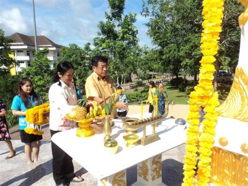 ผู้ว่าราชการจังหวัดชุมพรสักการะพระพรหม พระภูมิ 