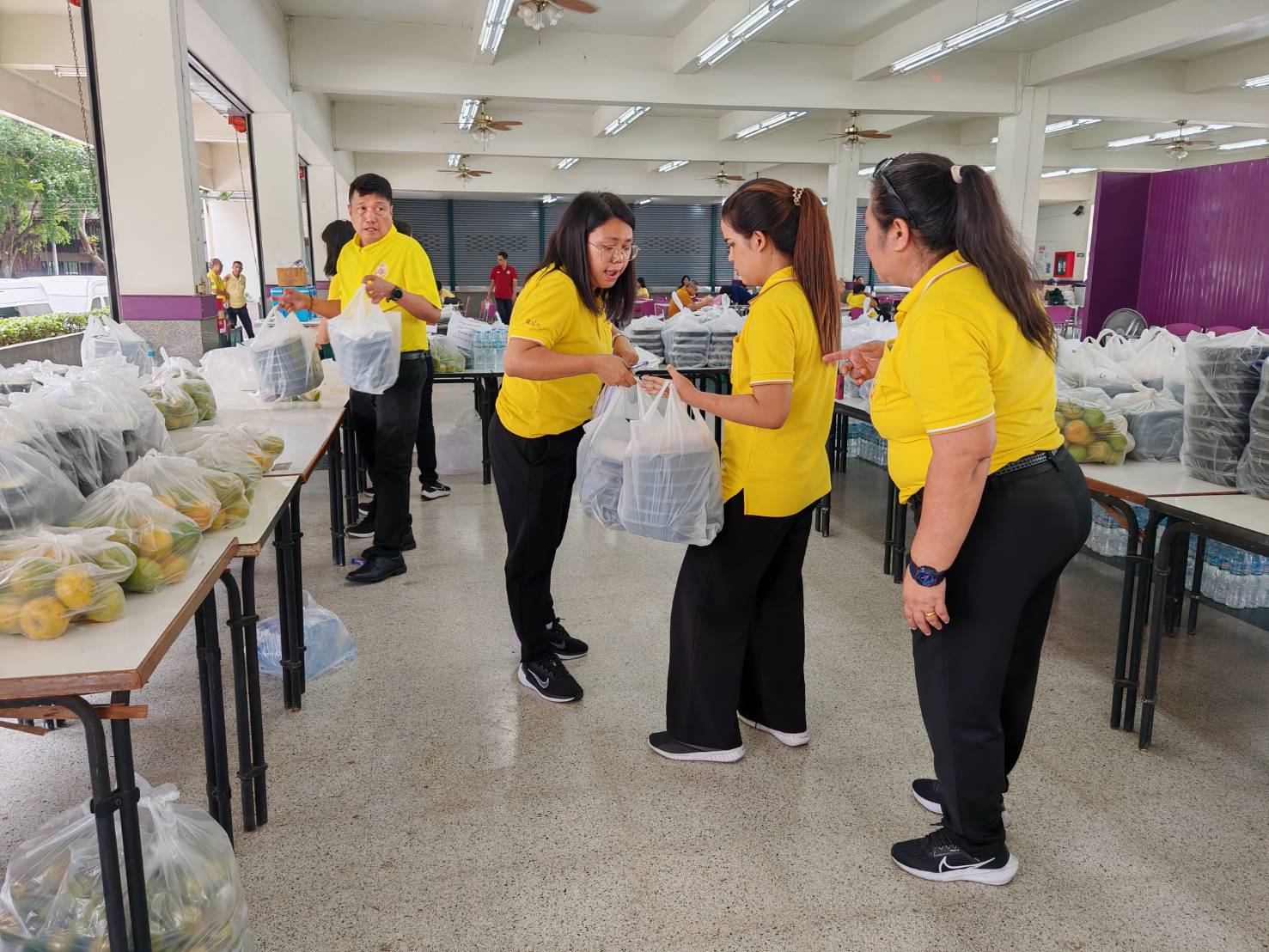สำนักบริหารกองทุน จัดเตรียมอาหารและเครื่องดื่ม บริการผู้มาร่วมงานโครงการมอบโฉนดเพื่อการเกษตร 72,000 ฉบับ เฉลิมพระเกียรติพระบาทสมเด็จพระเจ้าอยู่หัว เนื่องในโอกาสพระราชพิธีมหามงคล เฉลิมพระชนมพรรษา 6 รอบ 28 กรกฎาคม 2567