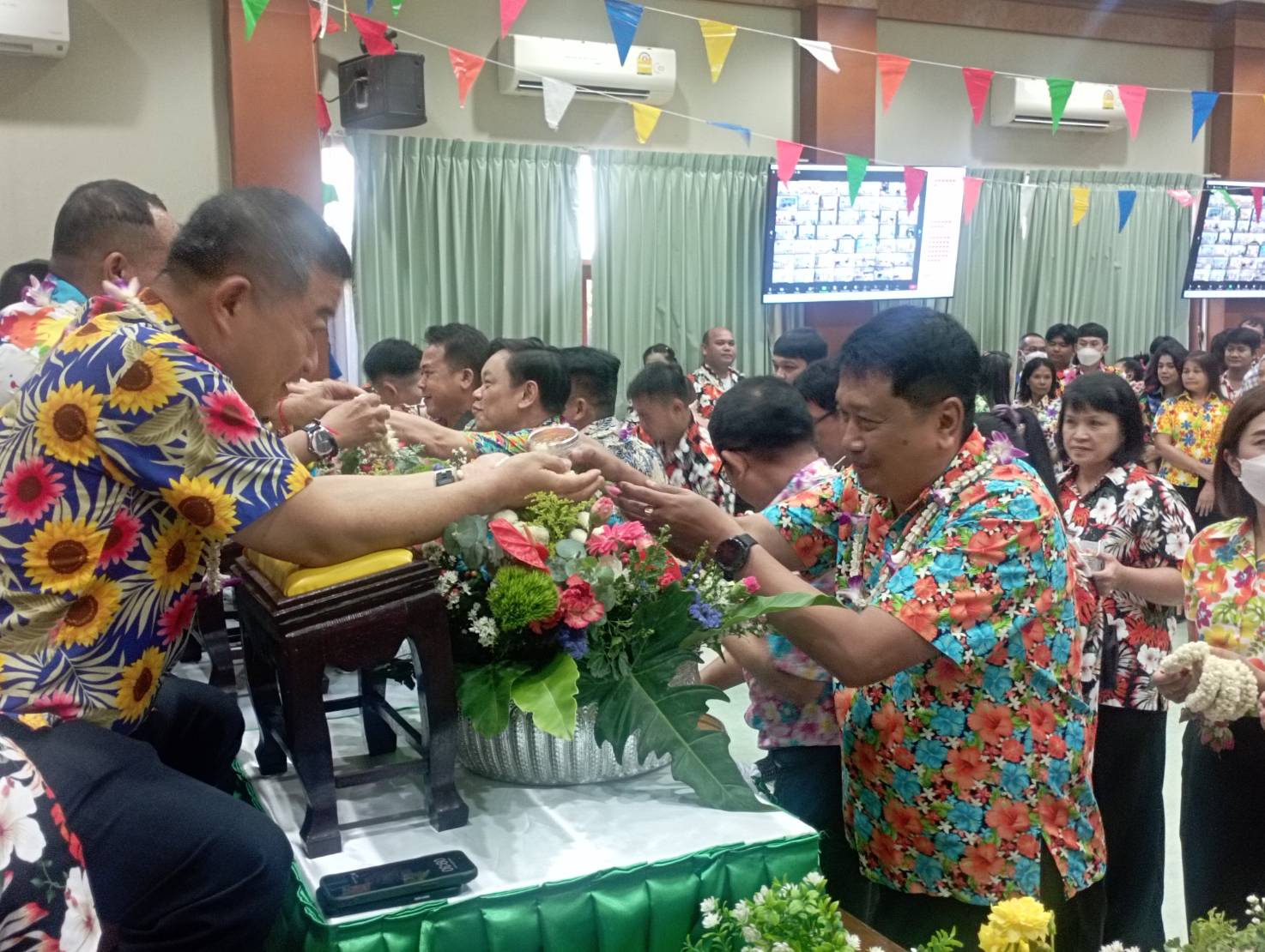 สำนักบริหารกองทุน พร้อมใจ ร่วมสืบสานประเพณีไทย สวมใส่เสื้อลายดอก เนื่องในประเพณีวันสงกรานต์