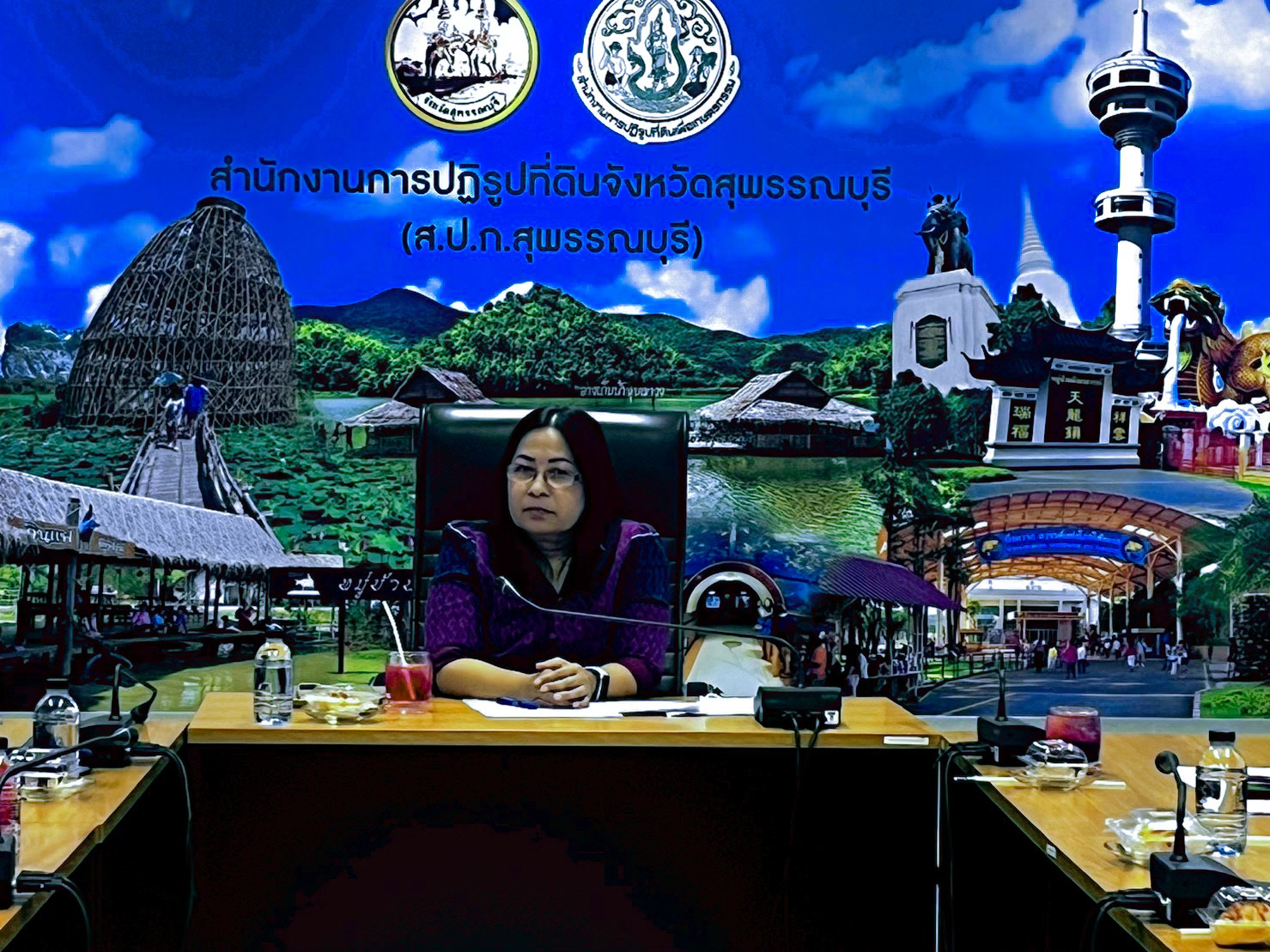 เจ้าหน้าที่กลุ่มบริหารสินเชื่อและคณะ ได้ประชุมร่วมกับ นางสุกันตา ศรีกำพล ปฏิรูปที่ดินจังหวัดสุพรรณบุรี เจ้าหน้าที่กลุ่มกฎหมาย กลุ่มการเงินบัญชีและจัดเก็บผลประโยชน์ และพนักงานกองทุน เพื่อชี้แจงและซักซ้อมความเข้าใจ ในการจัดเก็บแบบสำรวจข้อมูลลูกหนี้กองทุนที่ดิน ณ ห้องประชุมสำนักงานการปฏิรูปที่ดินจังหวัดสุพรรณบุรี และได้ลงพื้นที่ร่วมกับเจ้าหน้าที่จังหวัด เพื่อสัมภาษณ์เกษตรกรในพื้นที่โครงการกองทุนที่ดิน