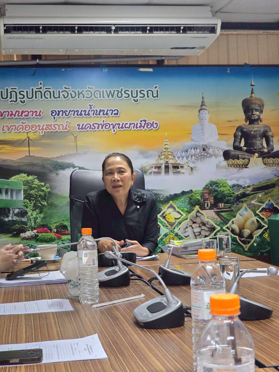 title - เจ้าหน้าที่กลุ่มที่ดินและผลประโยชน์ สำนักบริหารกองทุน เข้าสัมภาษณ์เชิงลึก (Focus group Discussion : FGD) ปฏิรูปที่ดินจังหวัด พร้อมด้วยเจ้าหน้าที่ สำนักงานการปฏิรูปที่ดินจังหวัดเพชรบูรณ์ และ สำนักงานการปฏิรูปที่ดินจังหวัดลำพูน