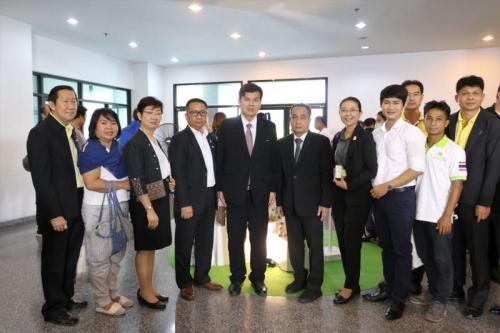 ผู้อำนวยการศูนย์เทคโนโลยีสารสนเทศและการสื่อสาร ร่วมพิธีเปิดโครงการตลาดนำการเกษตร เรื่อง โครงการตลาดสินค้าเกษตรออนไลน์ เปลี่ยนเกษตรกรให้เป็นผู้ค้าออนไลน์มืออาชีพ
