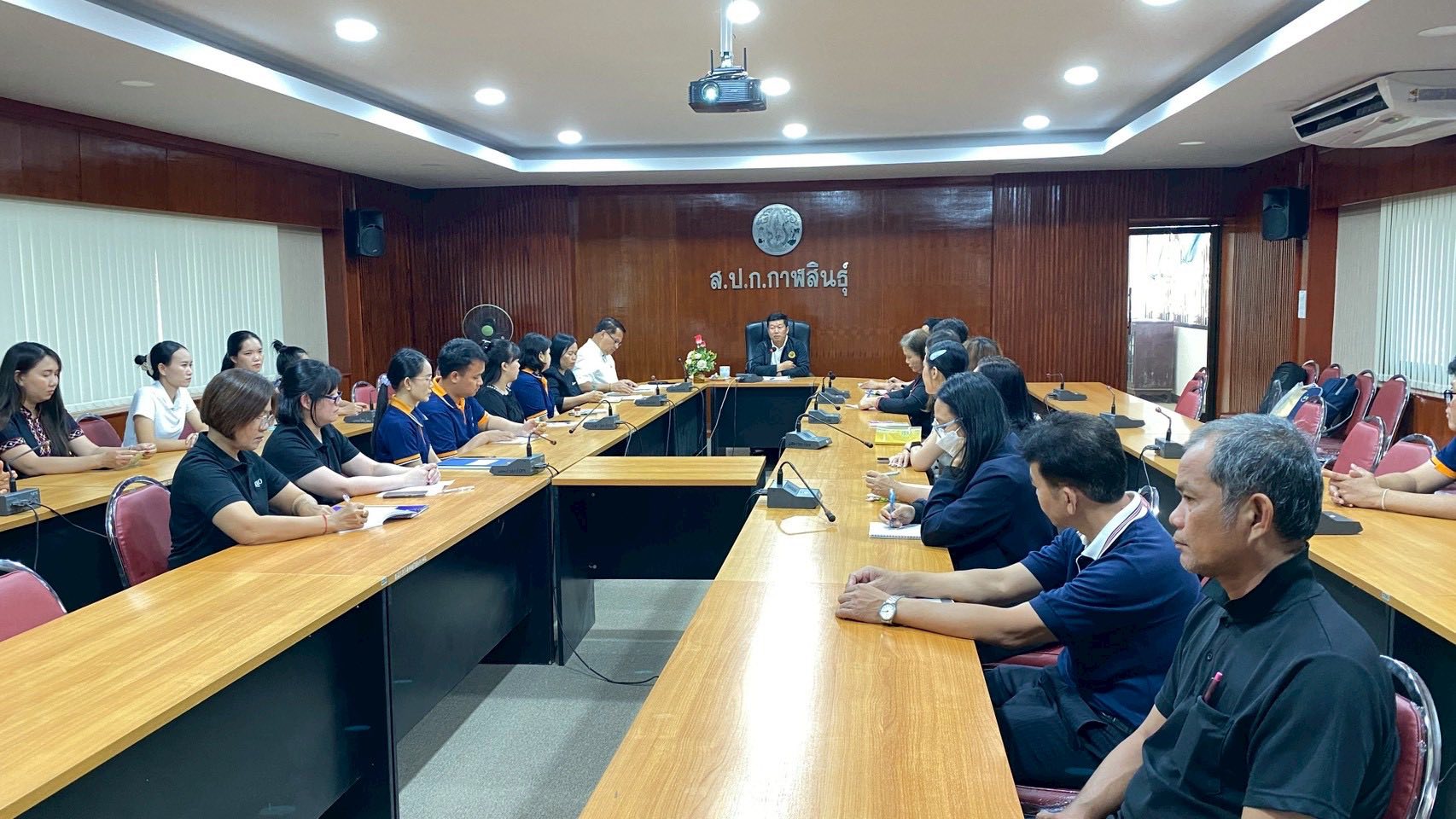 title - รองเลขาธิการ ส.ป.ก. ประชุมตรวจเยี่ยม และมอบนโยบาย พร้อมให้แนวทางการทำงานเพื่อให้สัมฤทธิ์ผลแก่ข้าราชการ พนักงานราชการ พนักงานกองทุนการปฏิรูปที่ดินเพื่อเกษตรกรรม และพนักงานจ้างเหมาบริการ ส.ป.ก.กาฬสินธุ์