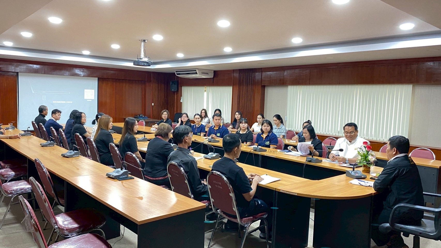 title - รองเลขาธิการ ส.ป.ก. ประชุมตรวจเยี่ยม และมอบนโยบาย พร้อมให้แนวทางการทำงานเพื่อให้สัมฤทธิ์ผลแก่ข้าราชการ พนักงานราชการ พนักงานกองทุนการปฏิรูปที่ดินเพื่อเกษตรกรรม และพนักงานจ้างเหมาบริการ ส.ป.ก.กาฬสินธุ์