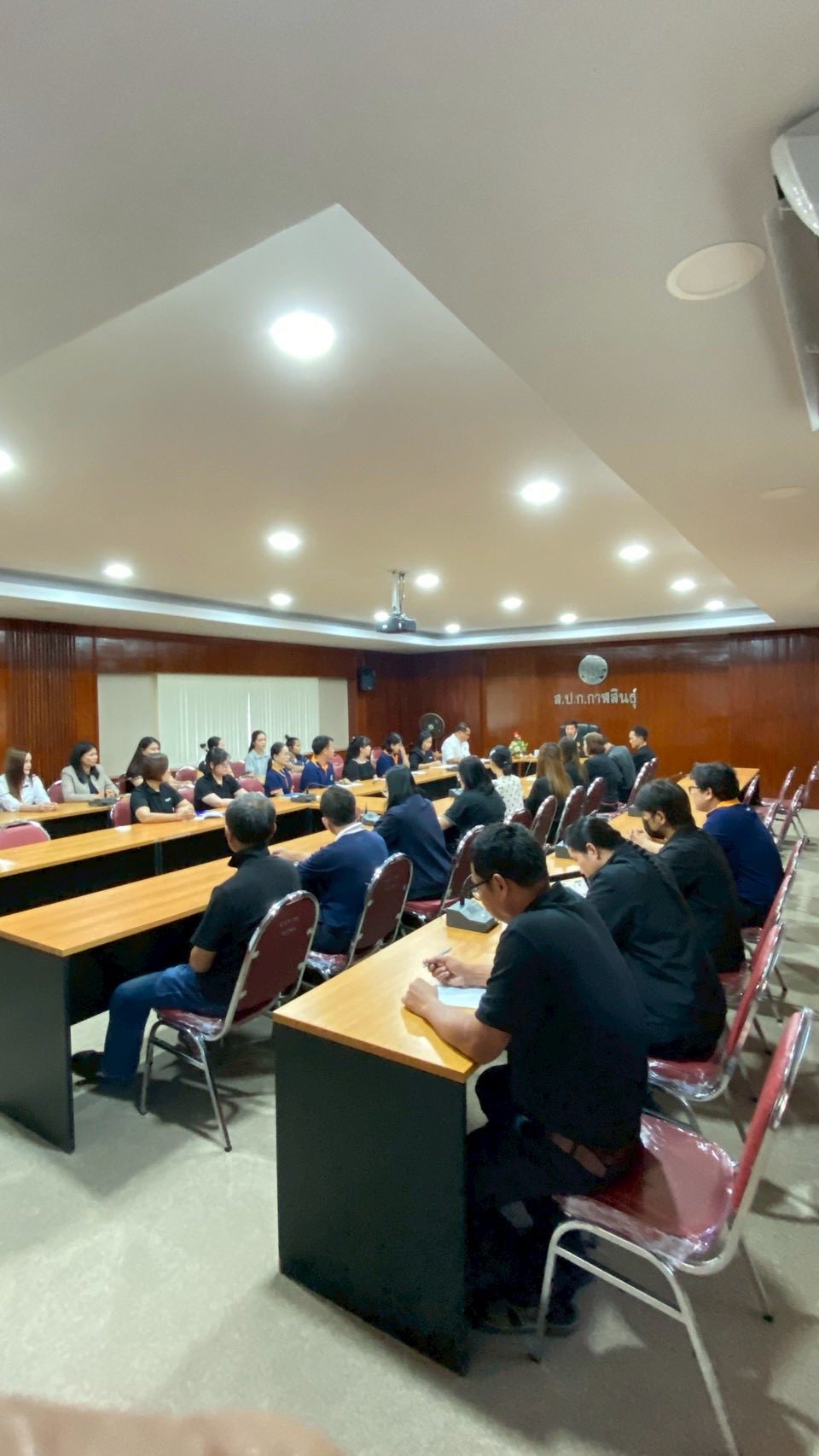 title - รองเลขาธิการ ส.ป.ก. ประชุมตรวจเยี่ยม และมอบนโยบาย พร้อมให้แนวทางการทำงานเพื่อให้สัมฤทธิ์ผลแก่ข้าราชการ พนักงานราชการ พนักงานกองทุนการปฏิรูปที่ดินเพื่อเกษตรกรรม และพนักงานจ้างเหมาบริการ ส.ป.ก.กาฬสินธุ์