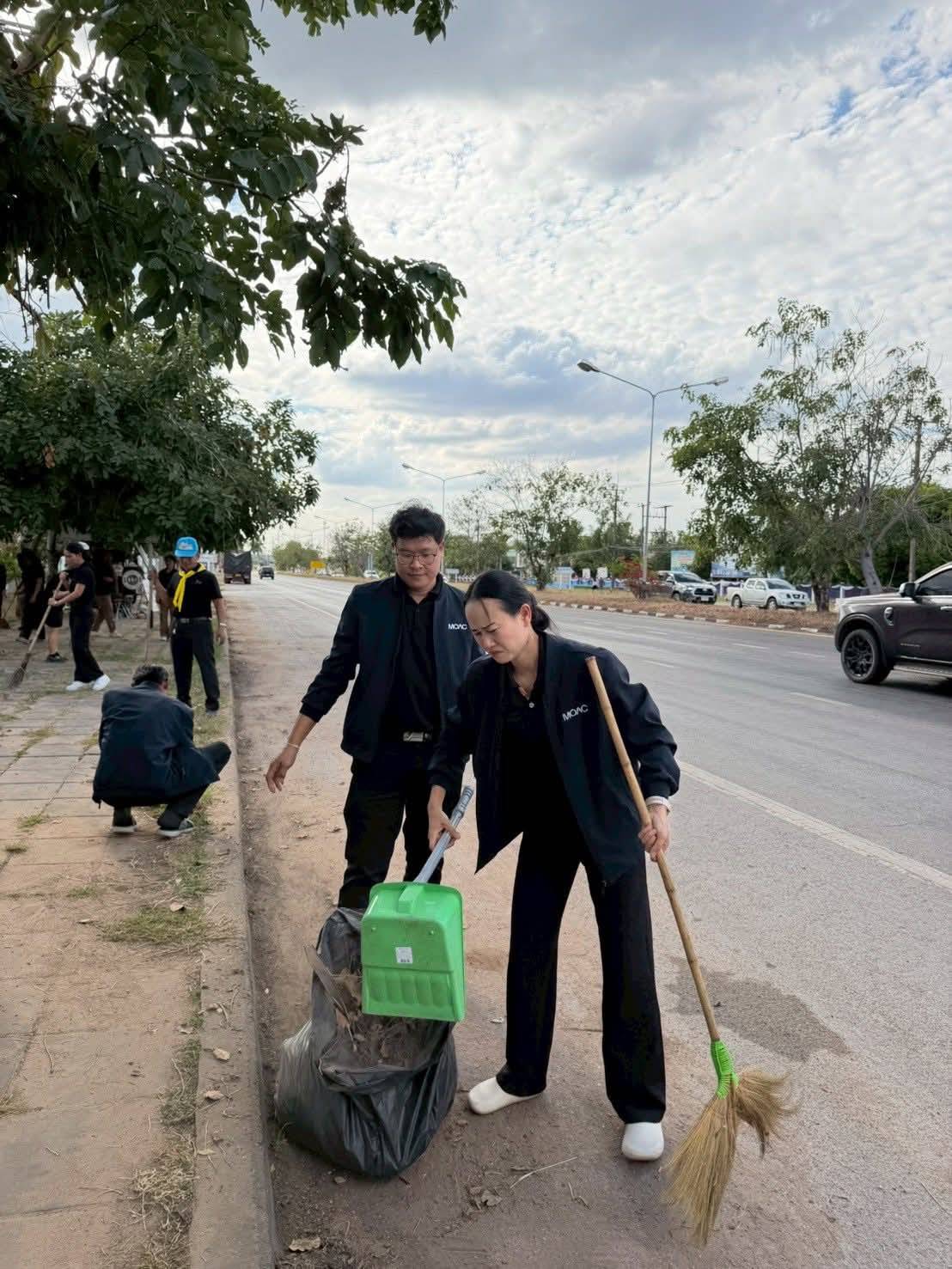 title - ส.ป.ก.กาฬสินธุ์ ร่วมกันกล่าวถวายสัตย์ปฏิญาณตนเป็นข้าราชการที่ดีและพลังของแผ่นดิน และร่วมปฏิบัติกิจกรรมจิตอาสา 