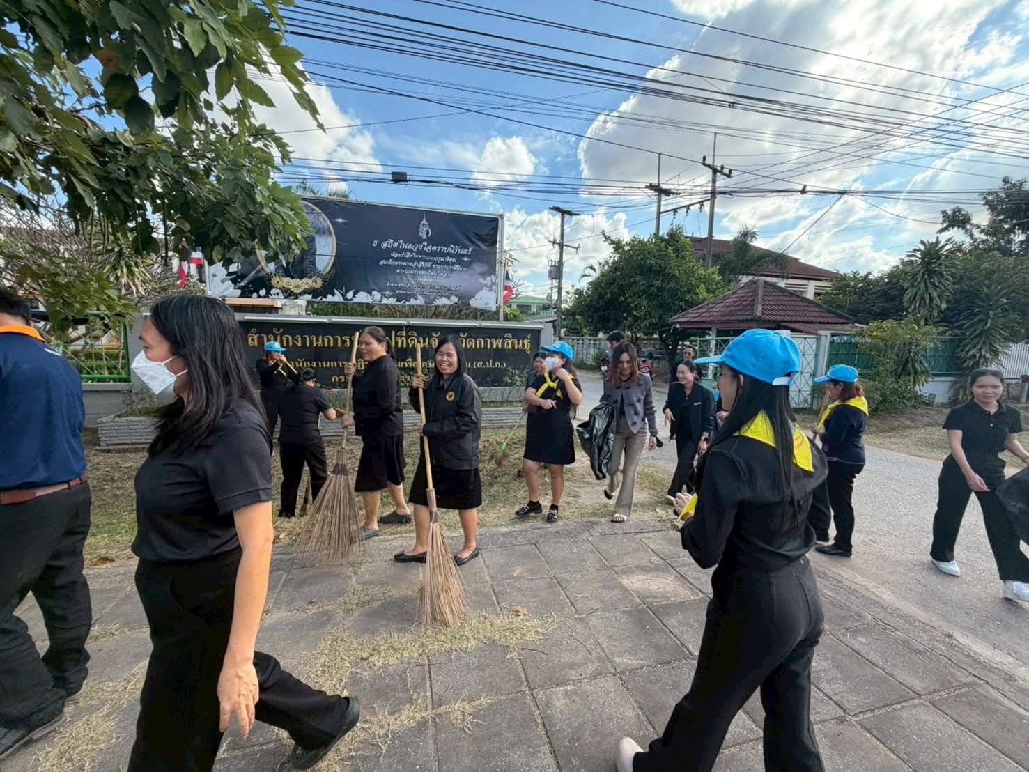 title - ส.ป.ก.กาฬสินธุ์ ร่วมกันกล่าวถวายสัตย์ปฏิญาณตนเป็นข้าราชการที่ดีและพลังของแผ่นดิน และร่วมปฏิบัติกิจกรรมจิตอาสา 