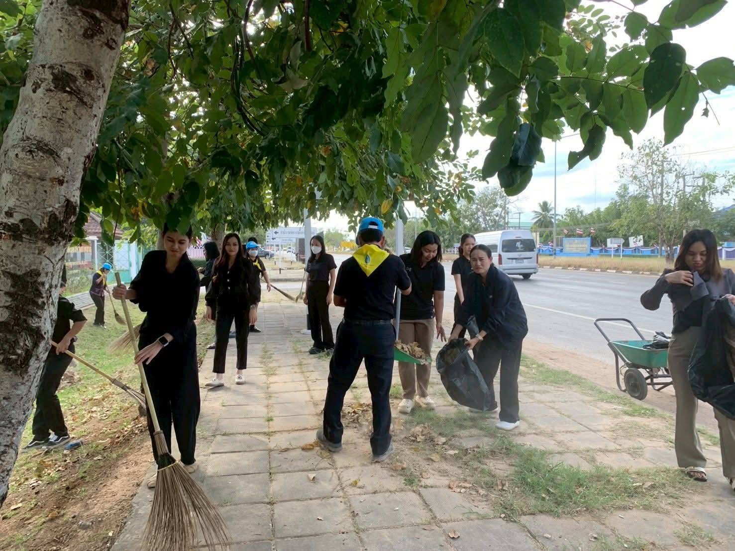 title - ส.ป.ก.กาฬสินธุ์ ร่วมกันกล่าวถวายสัตย์ปฏิญาณตนเป็นข้าราชการที่ดีและพลังของแผ่นดิน และร่วมปฏิบัติกิจกรรมจิตอาสา 