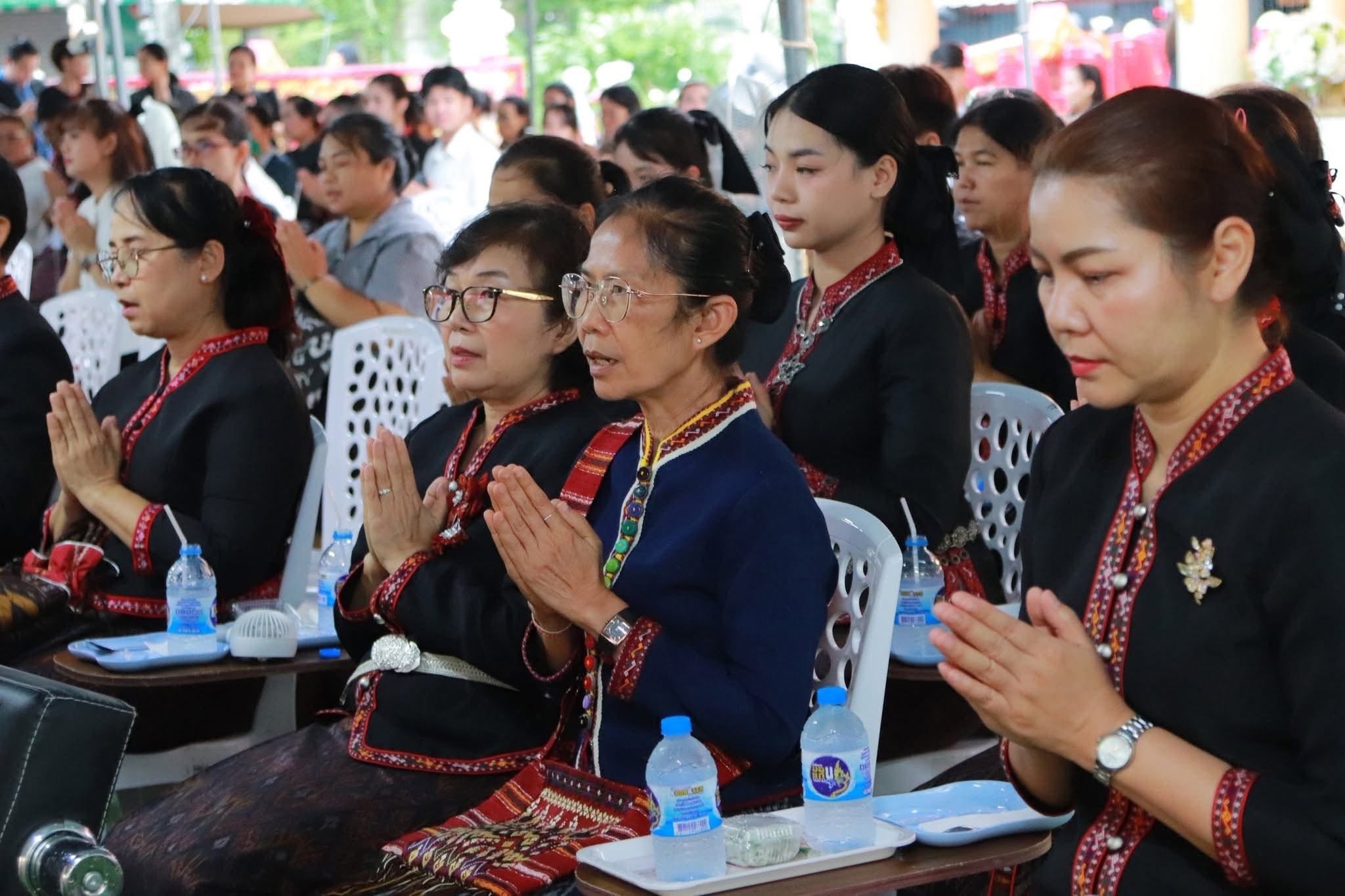 title - ส.ป.ก.กาฬสินธุ์ ร่วมพิธีเจริญพระพุทธมนต์ เนื่องในงานบวงสรวงศาลหลักเมือง หอเจ้าบ้าน ศาลปู่แฮ่ ปู่หาญ ปู่กุลาบุญโฮม และปู่บุญตากุดโง้ง ศาลเจ้าโสมพะมิตร (ประเพณี “บุญซำฮะ”) ประจำปี 2569