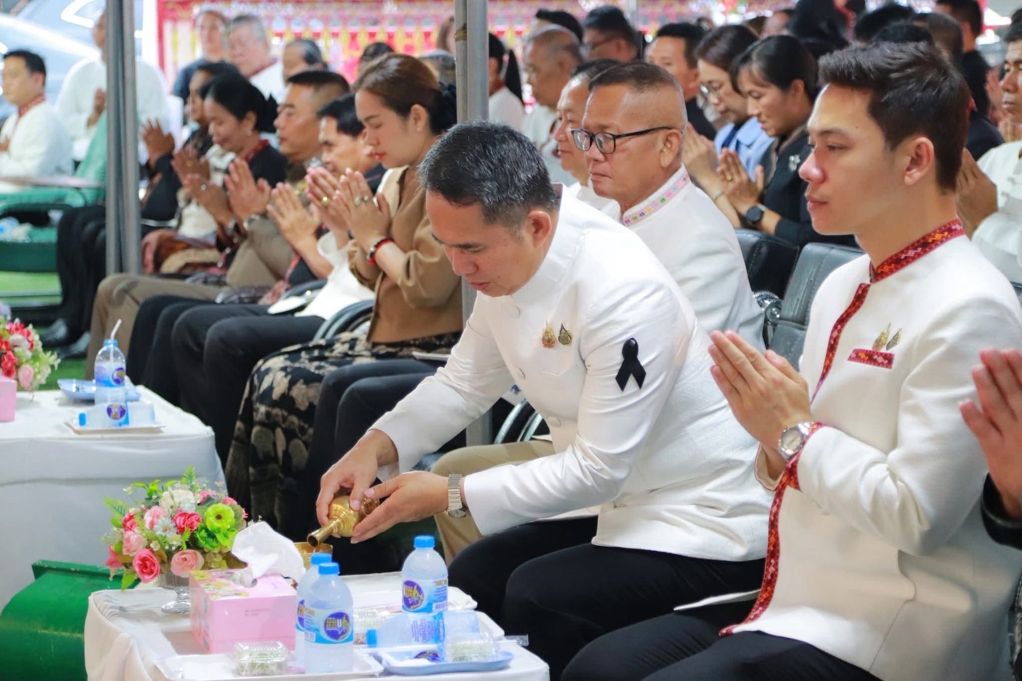 title - ส.ป.ก.กาฬสินธุ์ ร่วมพิธีเจริญพระพุทธมนต์ เนื่องในงานบวงสรวงศาลหลักเมือง หอเจ้าบ้าน ศาลปู่แฮ่ ปู่หาญ ปู่กุลาบุญโฮม และปู่บุญตากุดโง้ง ศาลเจ้าโสมพะมิตร (ประเพณี “บุญซำฮะ”) ประจำปี 2569