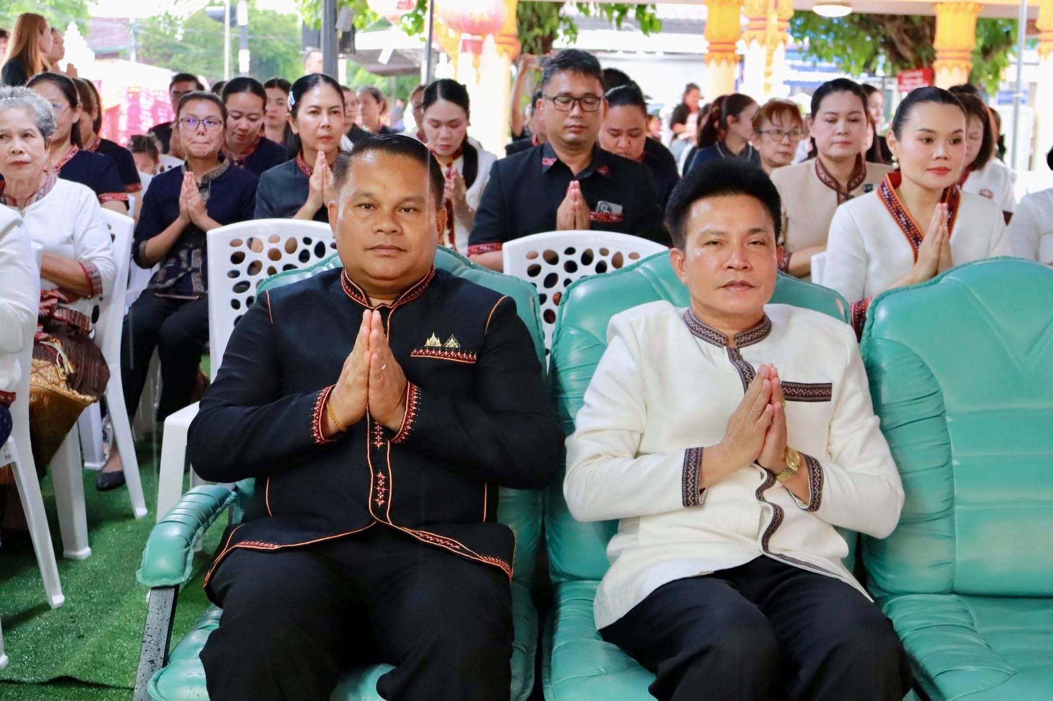 title - ส.ป.ก.กาฬสินธุ์ ร่วมพิธีเจริญพระพุทธมนต์ เนื่องในงานบวงสรวงศาลหลักเมือง หอเจ้าบ้าน ศาลปู่แฮ่ ปู่หาญ ปู่กุลาบุญโฮม และปู่บุญตากุดโง้ง ศาลเจ้าโสมพะมิตร (ประเพณี “บุญซำฮะ”) ประจำปี 2569