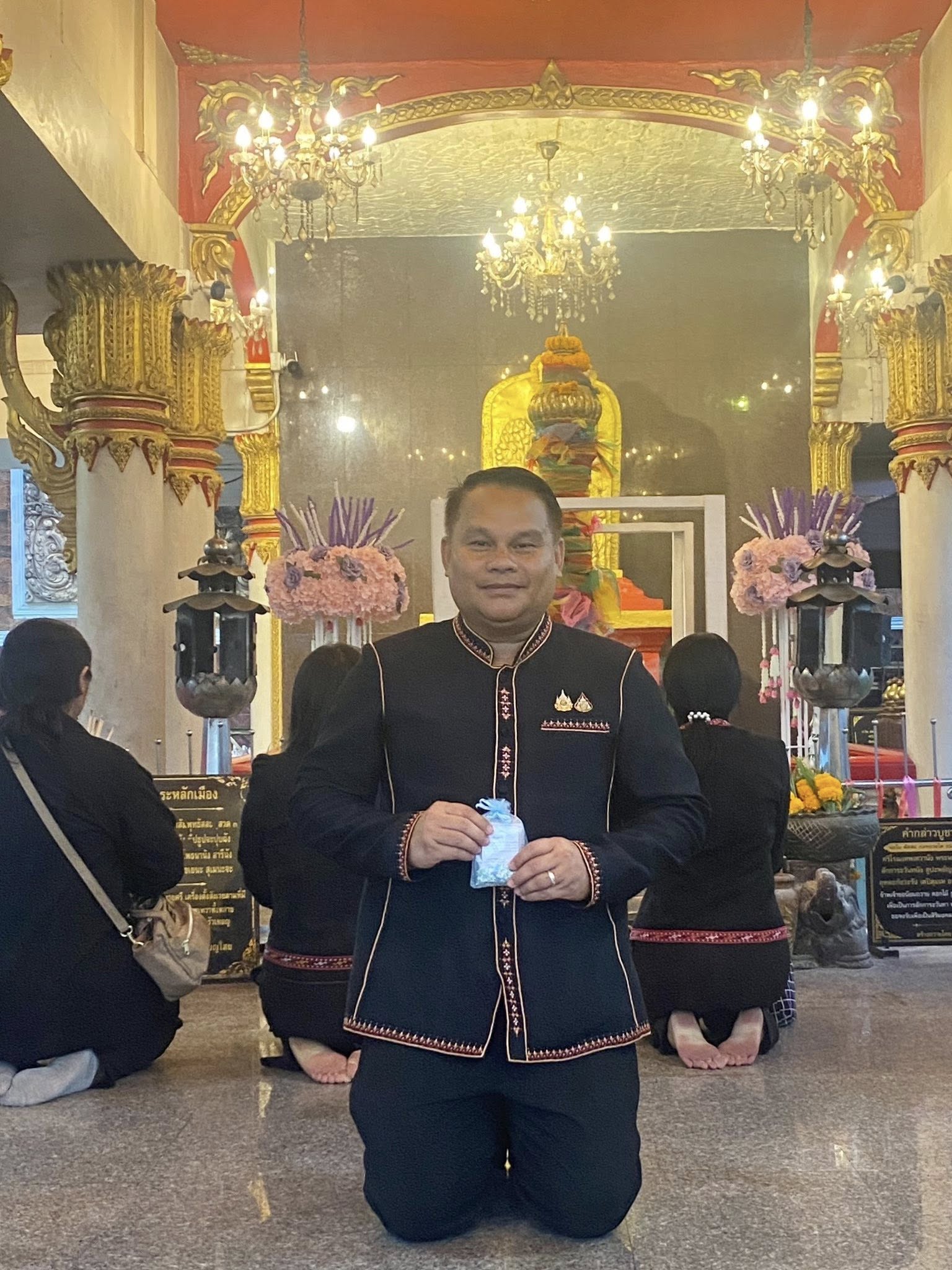 title - ส.ป.ก.กาฬสินธุ์ ร่วมพิธีเจริญพระพุทธมนต์ เนื่องในงานบวงสรวงศาลหลักเมือง หอเจ้าบ้าน ศาลปู่แฮ่ ปู่หาญ ปู่กุลาบุญโฮม และปู่บุญตากุดโง้ง ศาลเจ้าโสมพะมิตร (ประเพณี “บุญซำฮะ”) ประจำปี 2569