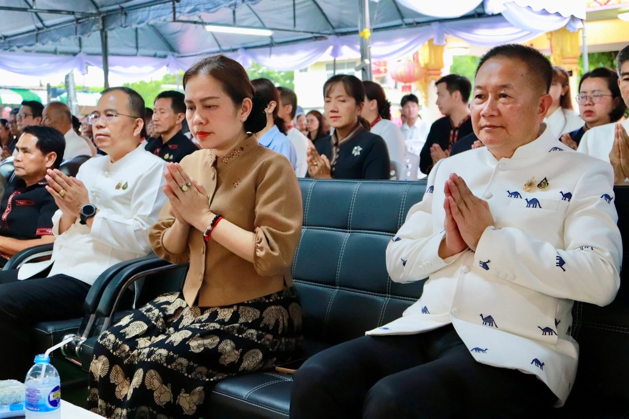 title - ส.ป.ก.กาฬสินธุ์ ร่วมพิธีเจริญพระพุทธมนต์ เนื่องในงานบวงสรวงศาลหลักเมือง หอเจ้าบ้าน ศาลปู่แฮ่ ปู่หาญ ปู่กุลาบุญโฮม และปู่บุญตากุดโง้ง ศาลเจ้าโสมพะมิตร (ประเพณี “บุญซำฮะ”) ประจำปี 2569