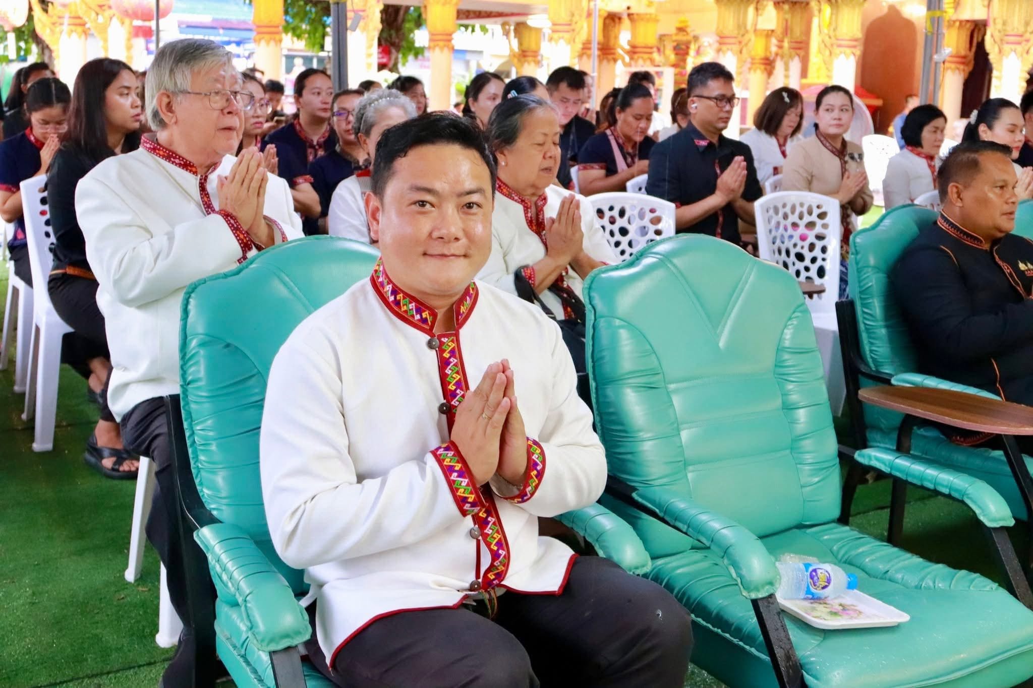 title - ส.ป.ก.กาฬสินธุ์ ร่วมพิธีเจริญพระพุทธมนต์ เนื่องในงานบวงสรวงศาลหลักเมือง หอเจ้าบ้าน ศาลปู่แฮ่ ปู่หาญ ปู่กุลาบุญโฮม และปู่บุญตากุดโง้ง ศาลเจ้าโสมพะมิตร (ประเพณี “บุญซำฮะ”) ประจำปี 2569