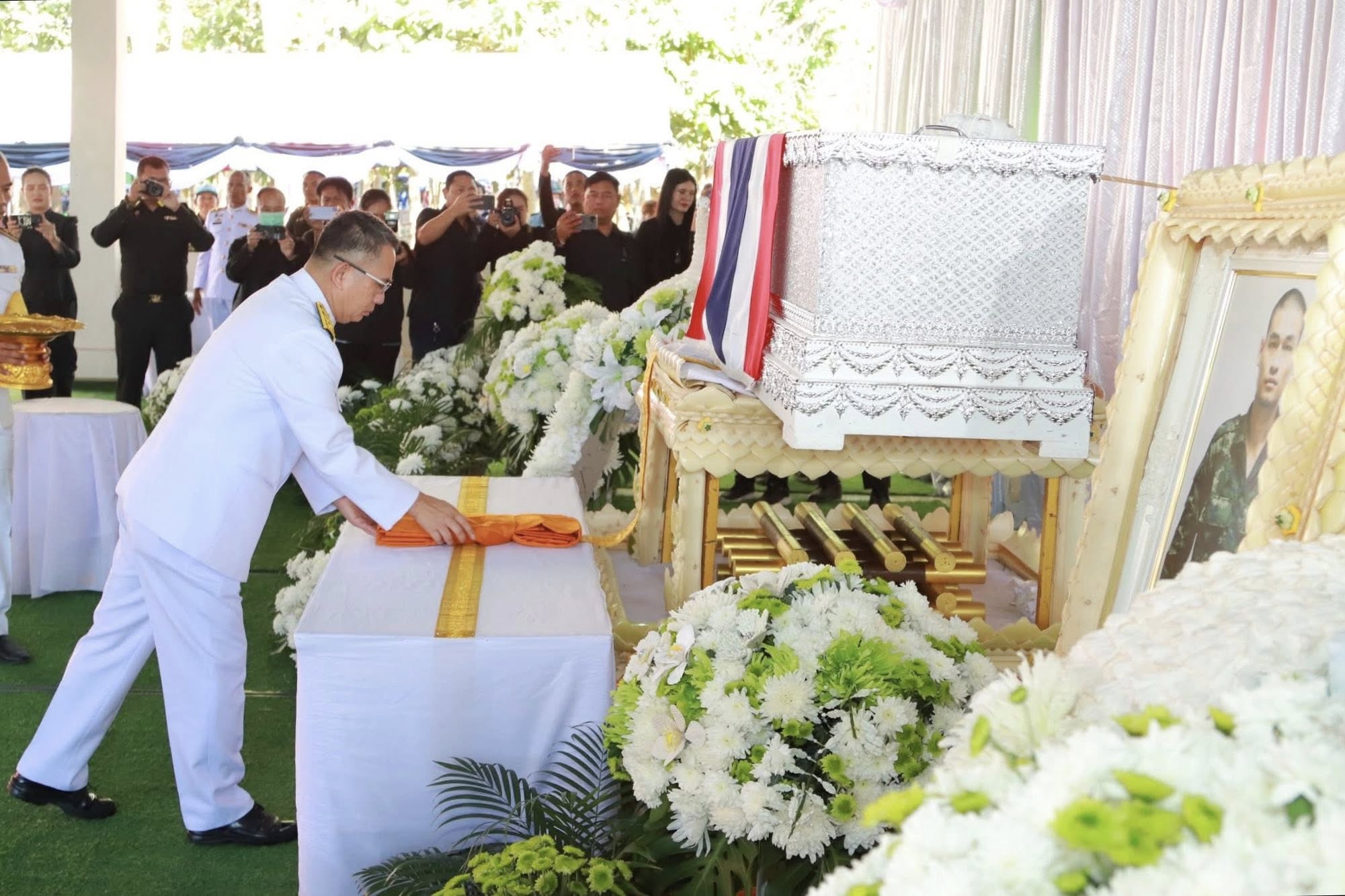 title - ส.ป.ก.กาฬสินธุ์ ร่วมพิธ๊พระราชทานเพลิงศพเป็นกรณีพิเศษ พลทหาร ชาญชัย ผดุงโชค (หน่วย ร.112 พัน.3) ผู้เสียชีวิตจากเหตุการณ์ปะทะกันระหว่างไทย - กัมพูชา ณ เมรุวัดโพธิ์ชัยโคกใหญ่ ตำบลบัวบาน อำเภอยางตลาด จังหวัดกาฬสินธุ์