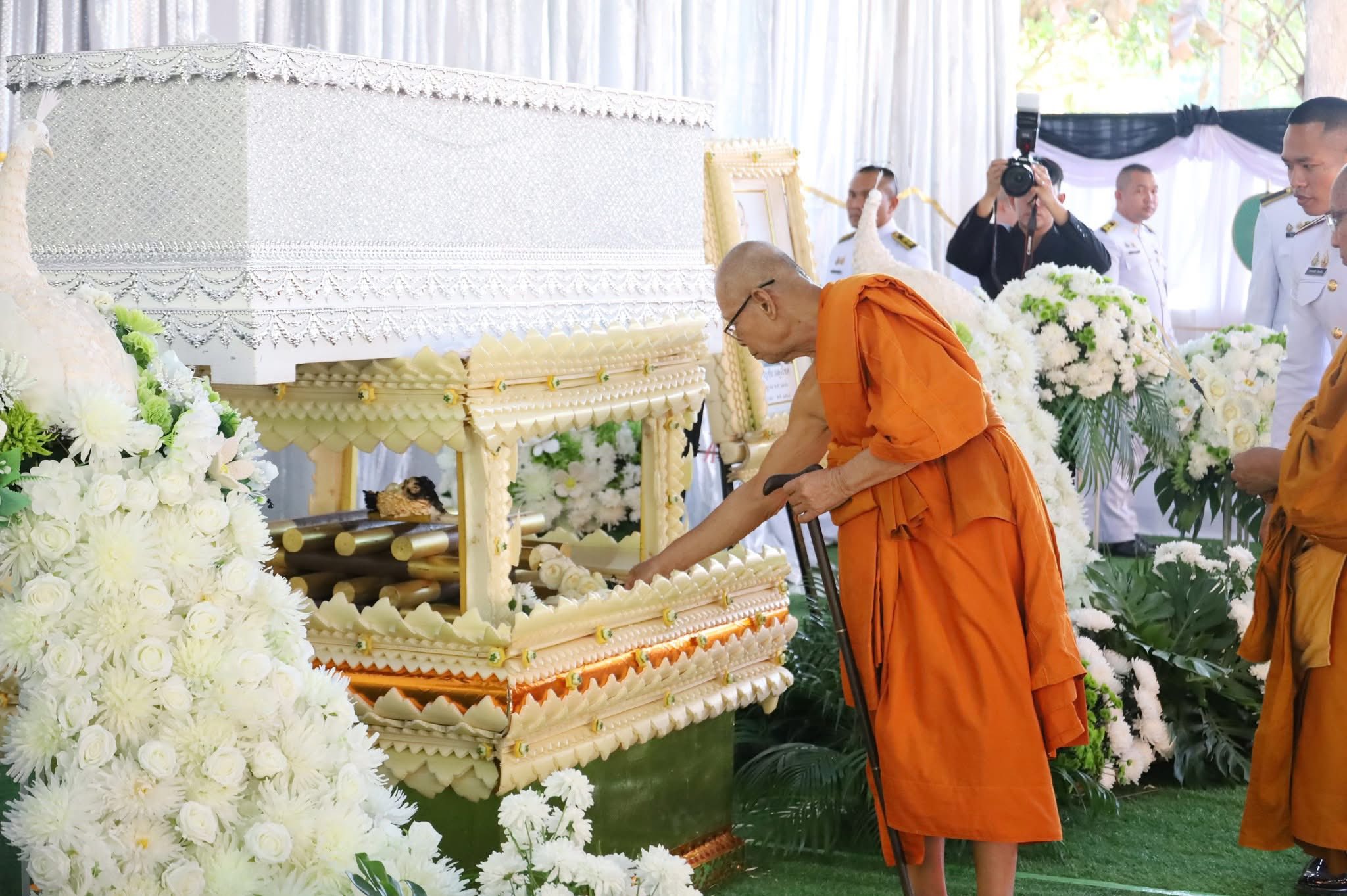 title - ส.ป.ก.กาฬสินธุ์ ร่วมพิธ๊พระราชทานเพลิงศพเป็นกรณีพิเศษ พลทหาร ชาญชัย ผดุงโชค (หน่วย ร.112 พัน.3) ผู้เสียชีวิตจากเหตุการณ์ปะทะกันระหว่างไทย - กัมพูชา ณ เมรุวัดโพธิ์ชัยโคกใหญ่ ตำบลบัวบาน อำเภอยางตลาด จังหวัดกาฬสินธุ์