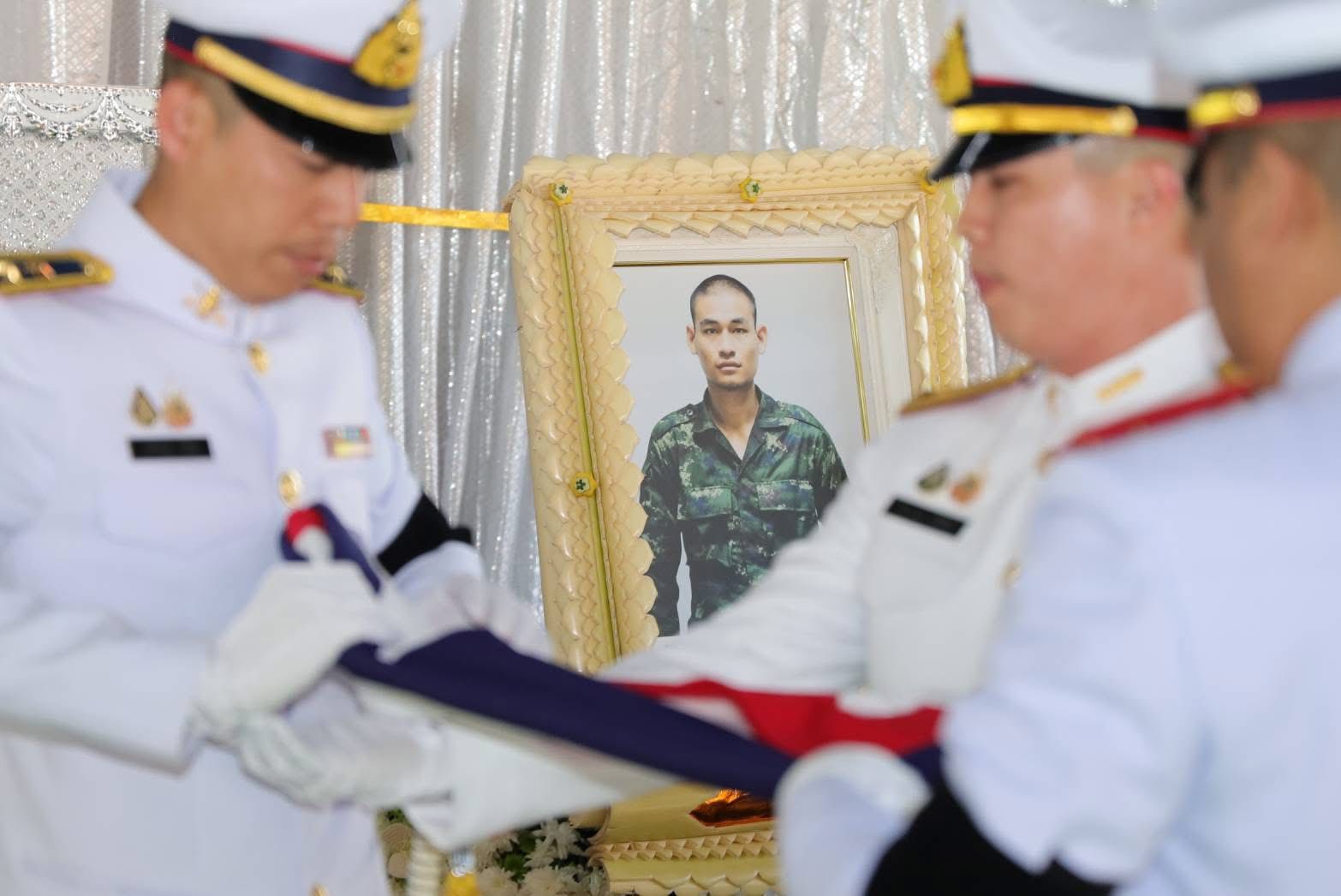 title - ส.ป.ก.กาฬสินธุ์ ร่วมพิธ๊พระราชทานเพลิงศพเป็นกรณีพิเศษ พลทหาร ชาญชัย ผดุงโชค (หน่วย ร.112 พัน.3) ผู้เสียชีวิตจากเหตุการณ์ปะทะกันระหว่างไทย - กัมพูชา ณ เมรุวัดโพธิ์ชัยโคกใหญ่ ตำบลบัวบาน อำเภอยางตลาด จังหวัดกาฬสินธุ์