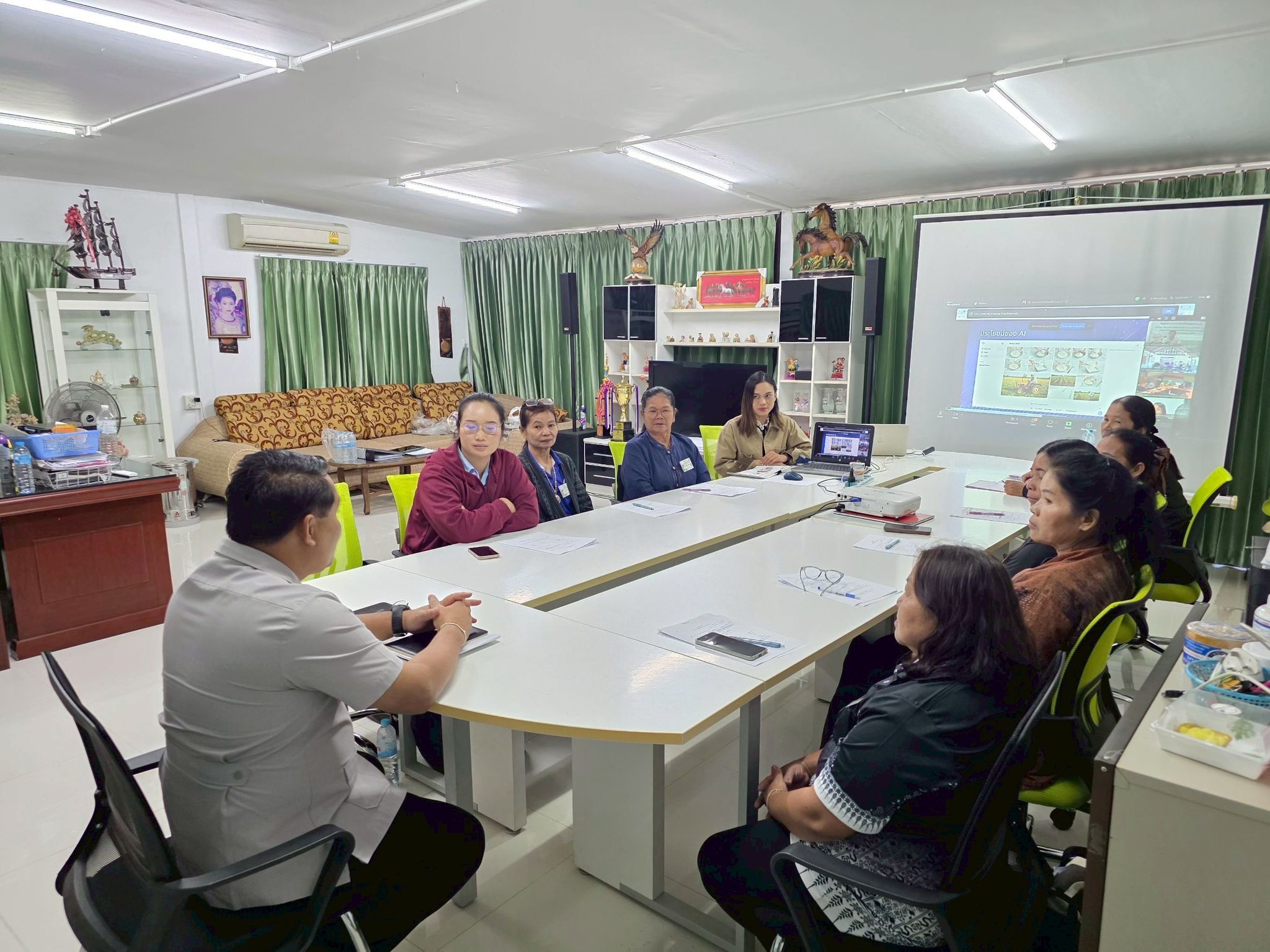 title - ส.ป.ก.กาฬสินธุ์ ลงพื้นที่อำเภอยางตลาด จังหวัดกาฬสินธุ์ เพื่อตรวจเยี่ยม/พบปะพี่น้องเกษตรกร และมอบนโยบาย/สร้างการรับรู้งานด้านการปฏิรูปที่ดินเพื่อเกษตรกรรม ในการเข้ารับการฝึกอบรมผ่านระบบออนไลน์ ณ ห้องประชุมไชยยงค์ ชูชาติ ส.ป.ก. ถนนราชดำเนินนอก เขตพระนคร กรุงเทพมหานคร