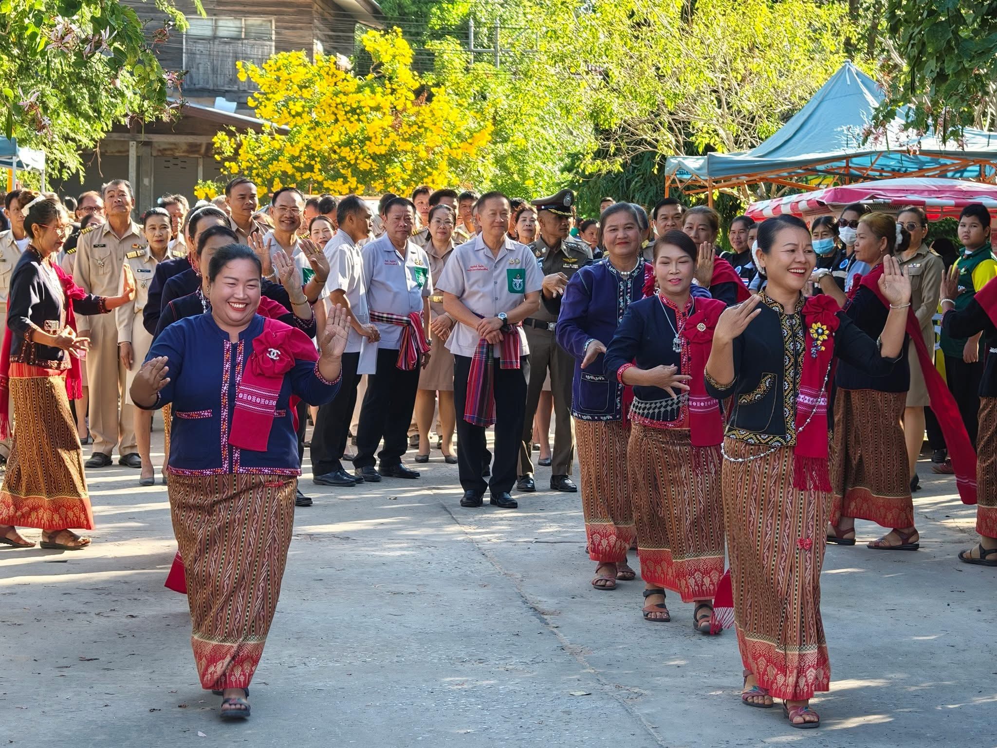 title - ส.ป.ก.กาฬสินธุ์ เข้าร่วมโครงการหน่วยแพทย์เคลื่อนที่ พอ.สว. และโครงการจังหวัดกาฬสินธุ์ บำบัดทุกข์ บำรุงสุข สร้างรอยยิ้มให้ประชาชน ออกไปให้บริการประชาชน ณ โรงเรียนบ้านเหล่าสีแก้ว บ้านเหล่าสีแก้ว หมู่ที่ 9 ตำบลไค้นุ่น อำเภอห้วยผึ้ง จังหวัดกาฬสินธุ์