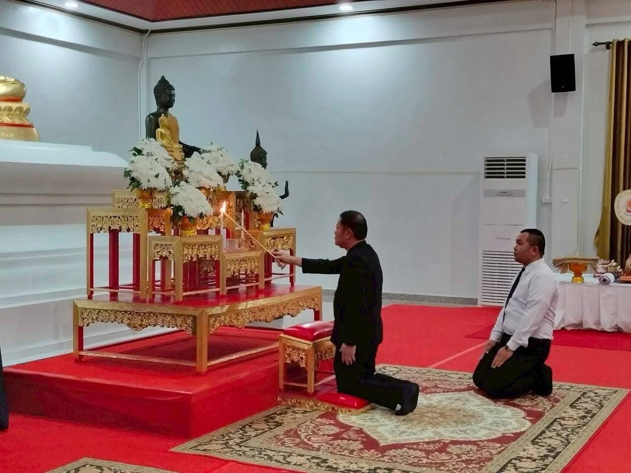 title - ส.ป.ก.กาฬสินธุ์ ร่วมพิธีบำเพ็ญกุศลสวดพระอภิธรรมอุทิศถวายพระกุศลแด่สมเด็จพระเจ้าลูกเธอ เจ้าฟ้าพัชรกิติยาภา นเรนทิราเทพยวดี กรมหลวงราชสาริณีสิริพัชร มหาวัชรราชธิดา ณ วิหารคด (ด้านทิศตะวันออกของพระเจดีย์) วัดประชานิยม พระอารามหลวง อำเภอเมืองกาฬสินธุ์ จังหวัดกาฬสินธุ์