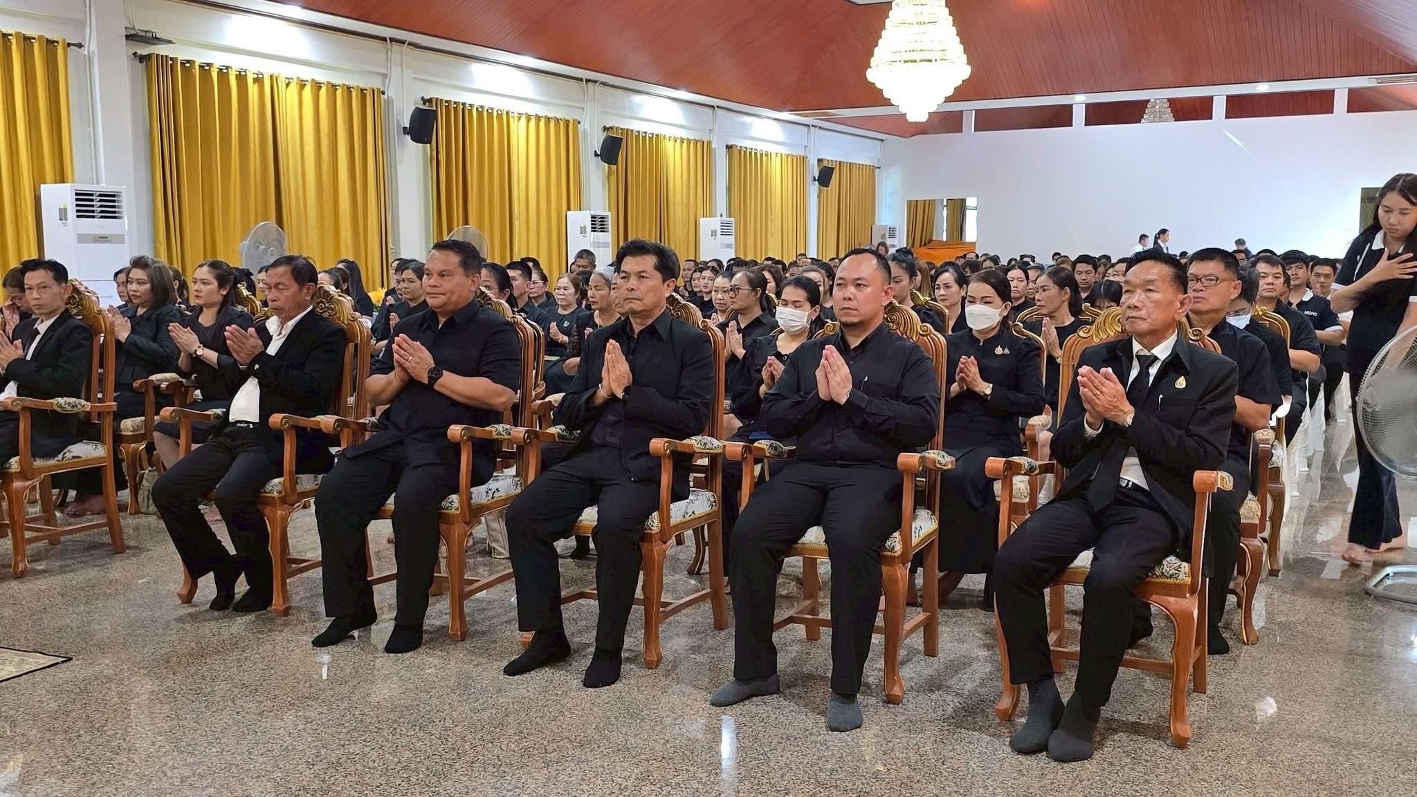 title - ส.ป.ก.กาฬสินธุ์ ร่วมพิธีบำเพ็ญกุศลสวดพระอภิธรรมอุทิศถวายพระกุศลแด่สมเด็จพระเจ้าลูกเธอ เจ้าฟ้าพัชรกิติยาภา นเรนทิราเทพยวดี กรมหลวงราชสาริณีสิริพัชร มหาวัชรราชธิดา ณ วิหารคด (ด้านทิศตะวันออกของพระเจดีย์) วัดประชานิยม พระอารามหลวง อำเภอเมืองกาฬสินธุ์ จังหวัดกาฬสินธุ์