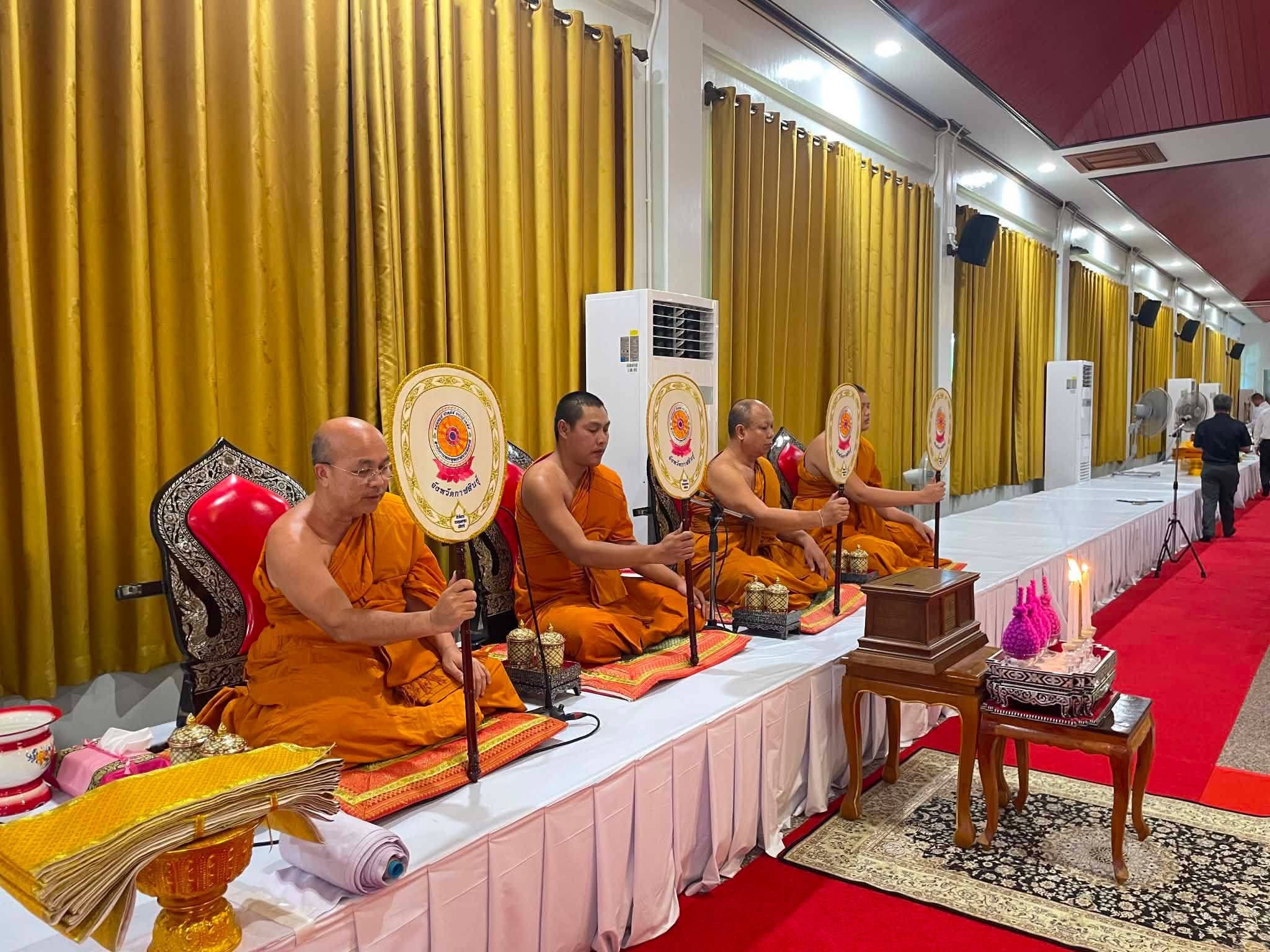 title - ส.ป.ก.กาฬสินธุ์ ร่วมพิธีบำเพ็ญกุศลสวดพระอภิธรรมอุทิศถวายพระกุศลแด่สมเด็จพระเจ้าลูกเธอ เจ้าฟ้าพัชรกิติยาภา นเรนทิราเทพยวดี กรมหลวงราชสาริณีสิริพัชร มหาวัชรราชธิดา ณ วิหารคด (ด้านทิศตะวันออกของพระเจดีย์) วัดประชานิยม พระอารามหลวง อำเภอเมืองกาฬสินธุ์ จังหวัดกาฬสินธุ์
