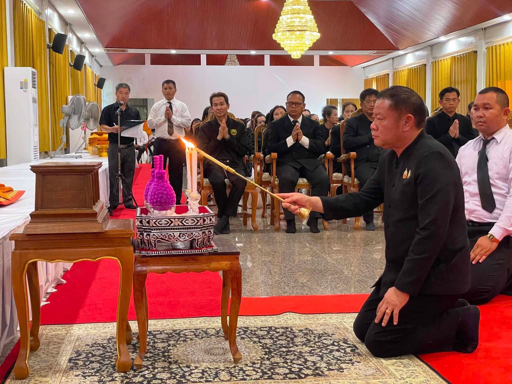 title - ส.ป.ก.กาฬสินธุ์ ร่วมพิธีบำเพ็ญกุศลสวดพระอภิธรรมอุทิศถวายพระกุศลแด่สมเด็จพระเจ้าลูกเธอ เจ้าฟ้าพัชรกิติยาภา นเรนทิราเทพยวดี กรมหลวงราชสาริณีสิริพัชร มหาวัชรราชธิดา ณ วิหารคด (ด้านทิศตะวันออกของพระเจดีย์) วัดประชานิยม พระอารามหลวง อำเภอเมืองกาฬสินธุ์ จังหวัดกาฬสินธุ์
