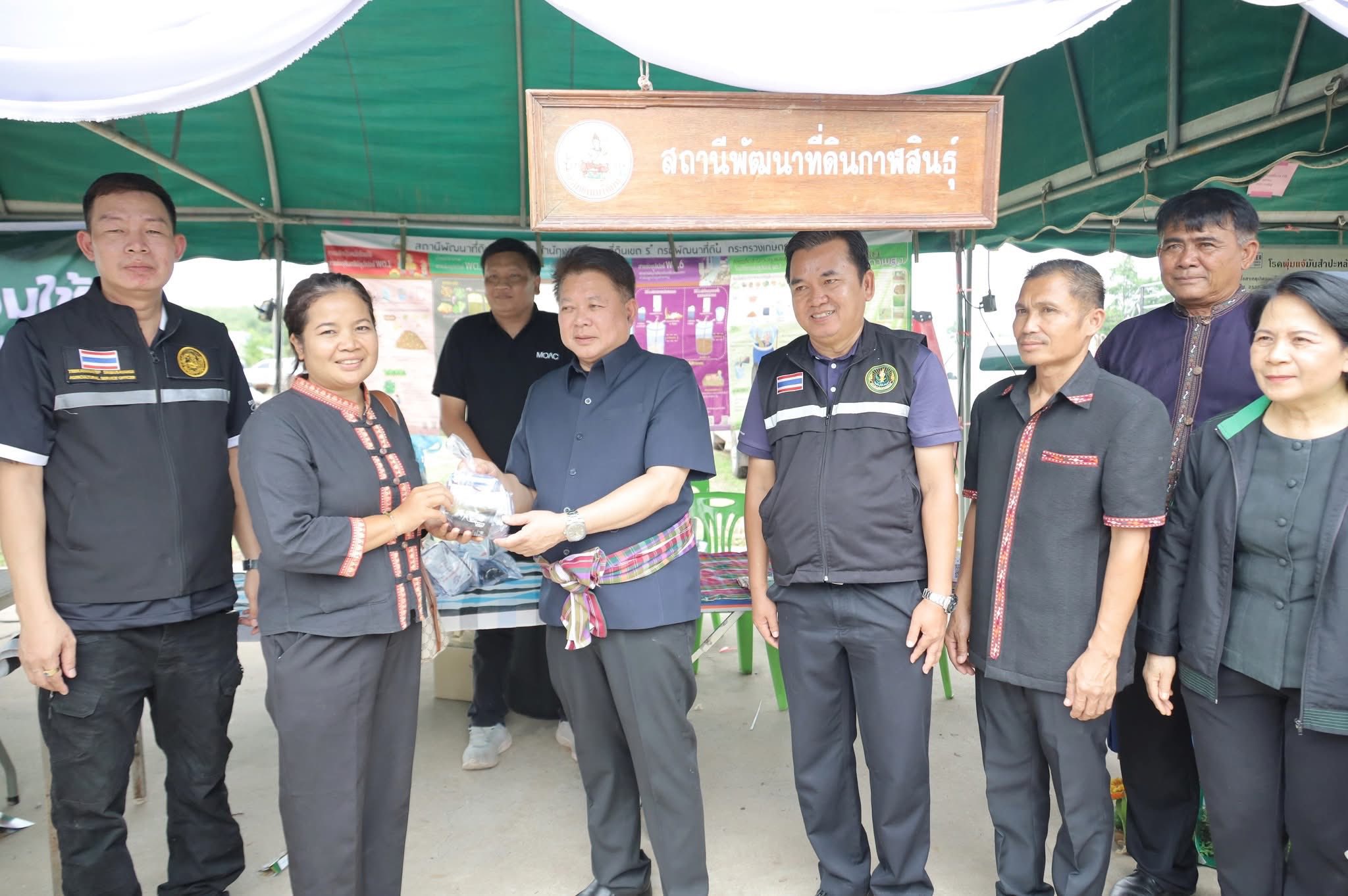 title - ส.ป.ก.กาฬสินธุ์ ร่วมงานรณรงค์และเชื่อมโยงเครือข่ายมันสำปะหลังสะอาด โครงการเพิ่มประสิทธิภาพการผลิตพืชเศรษฐกิจหลัก สร้างความมั่นคงเศรษฐกิจฐานรากภาคการเกษตร กิจกรรมหลัก พัฒนาศักยภาพการผลิตมันสำปะหลังคุณภาพ เสริมสร้างความมั่นคงพืชเศรษฐกิจ ประจำปี 2569 ณ สหกรณ์การเกษตรคำม่วง จำกัด (สาขา 3 นาบอน) หมู่ที่ 6 ตำบลนาบอน อำเภอคำม่วง จังหวัดกาฬสินธุ์